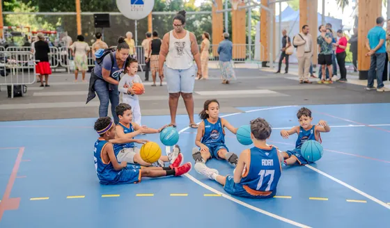 Enfants de l'école de basket du MBC en séance au gymnase de La Montagne, à Saint-Denis.