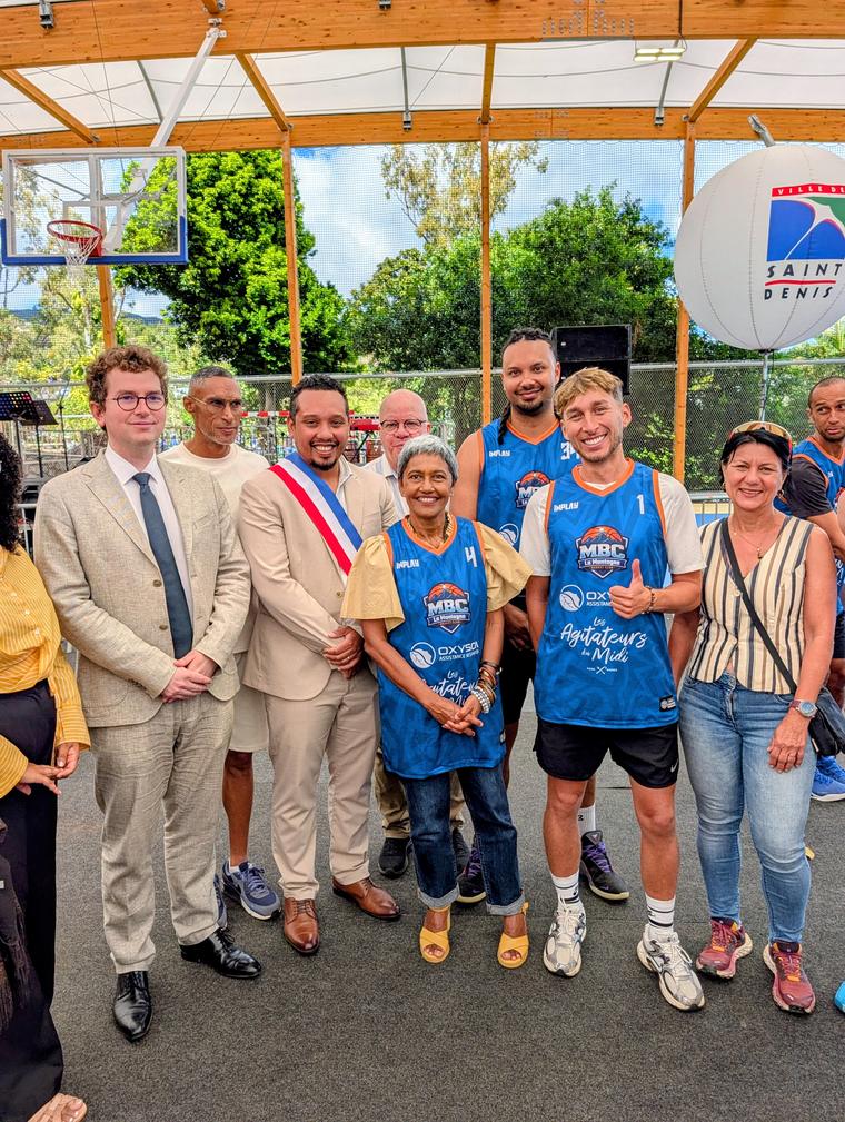 Élus de la Ville de Saint-Denis et joueurs du MBC La Montagne Basket Club réunis lors de l'inauguration du nouveau plateau sportif couvert