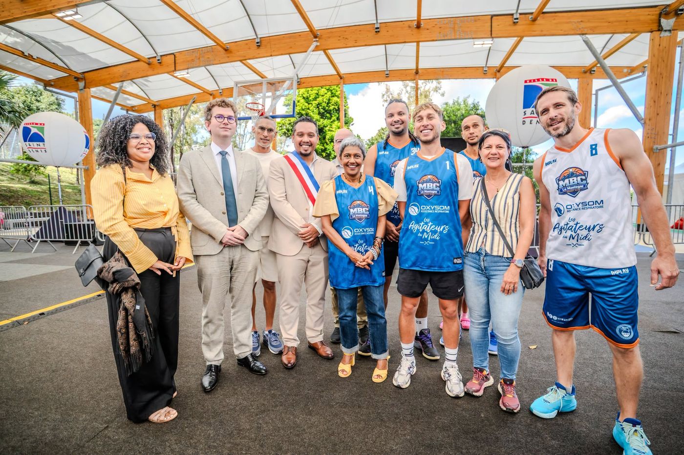 Joueurs du MBC La Montagne Basket Club et acteurs locaux réunis sous le nouveau plateau sportif couvert, lors de son inauguration à Saint-Denis.